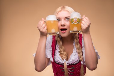 genç seksi sarışın giyen dirndl