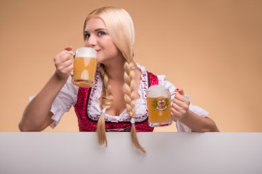 genç seksi sarışın giyen dirndl