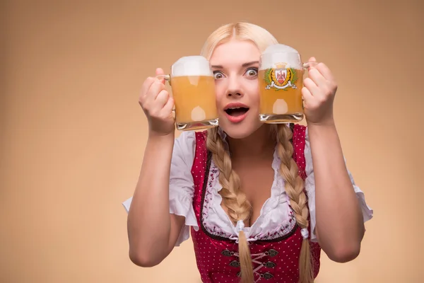 Ung sexig blondin bär dirndl — Stockfoto