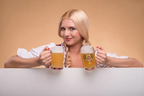 Ung sexig blondin bär dirndl — Stockfoto