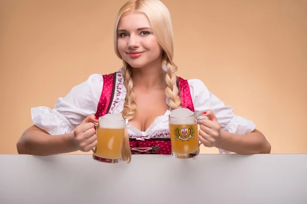 Mladá sexy blondýna nosí dirndl — Stock fotografie