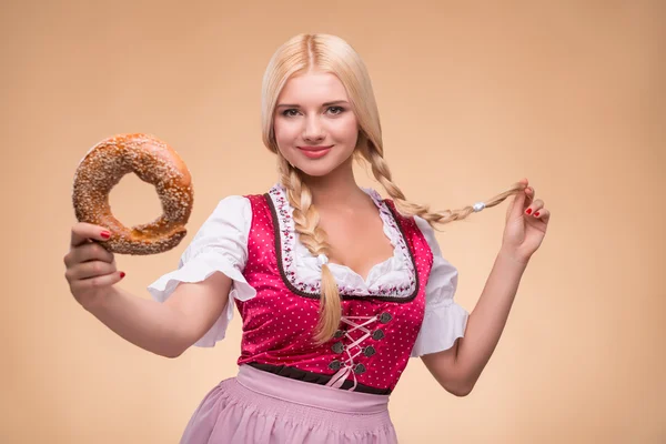 Genç seksi sarışın giyen dirndl — Stok fotoğraf