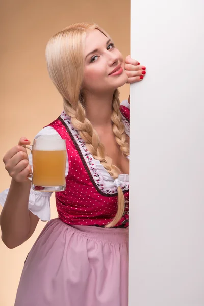 Mladá sexy blondýna nosí dirndl — Stock fotografie