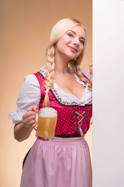 Jovem loira sexy vestindo dirndl — Fotografia de Stock