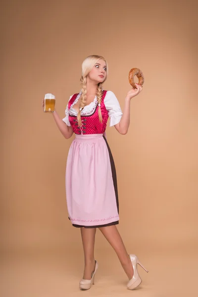 Mladá sexy blondýna nosí dirndl — Stock fotografie