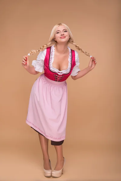 Młode sexy blondynka sobie dirndl — Zdjęcie stockowe