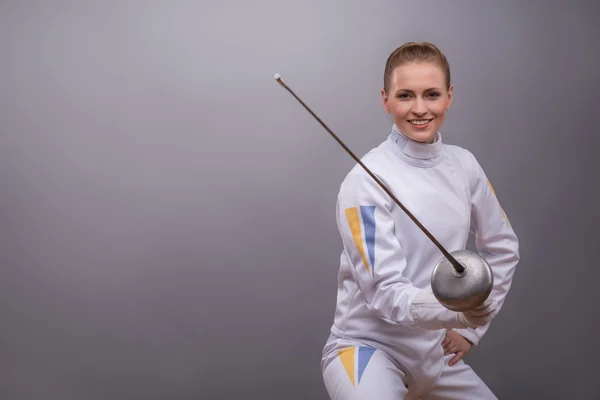 Young woman engaging in fencing — Stock Photo, Image