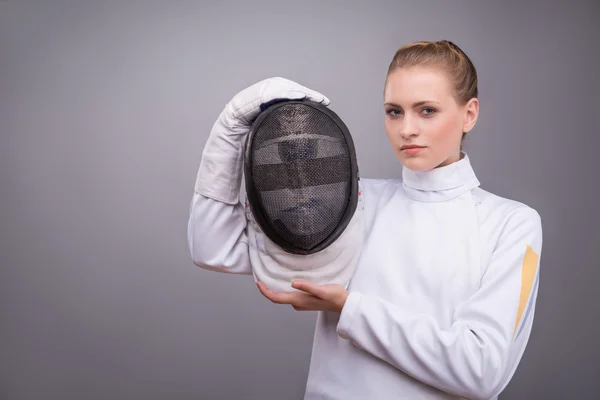 Jonge vrouw die betrokken zijn bij schermen — Stockfoto