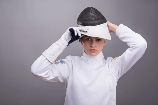 Young woman engaging in fencing — Stock Photo, Image