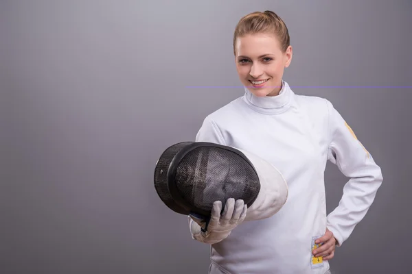 Mujer joven que se dedica a esgrima — Foto de Stock