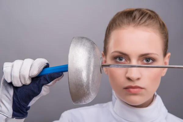 Jonge vrouw die betrokken zijn bij schermen — Stockfoto