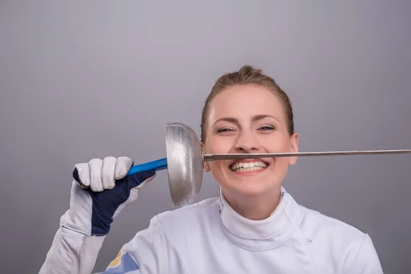 Mujer joven que se dedica a esgrima — Foto de Stock