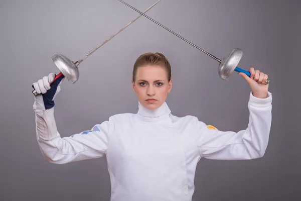 Jonge vrouw die betrokken zijn bij schermen — Stockfoto