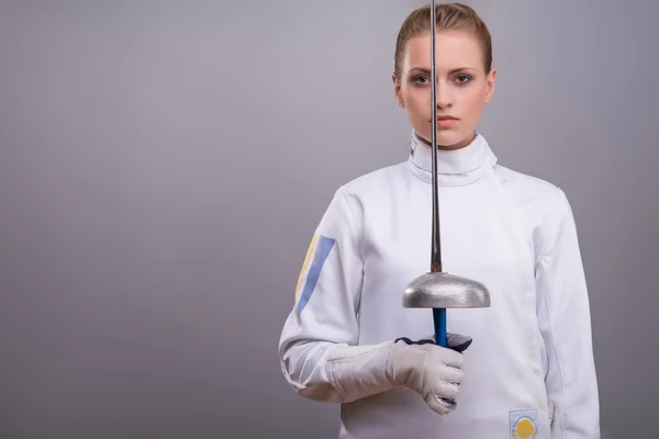 Young woman engaging in fencing — Stock Photo, Image