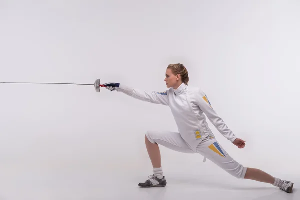 Young woman engaging in fencing — Stock Photo, Image