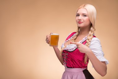 genç seksi sarışın giyen dirndl