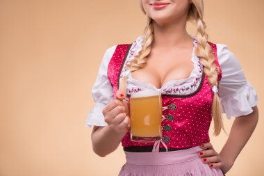 genç seksi sarışın giyen dirndl