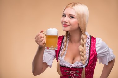 genç seksi sarışın giyen dirndl