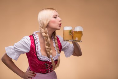 genç seksi sarışın giyen dirndl