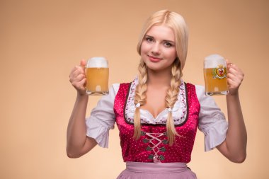 genç seksi sarışın giyen dirndl