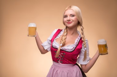 genç seksi sarışın giyen dirndl