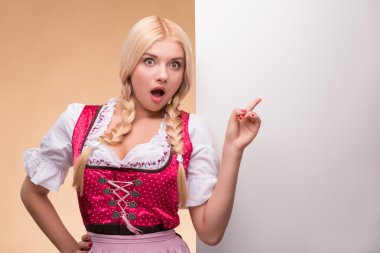 genç seksi sarışın giyen dirndl