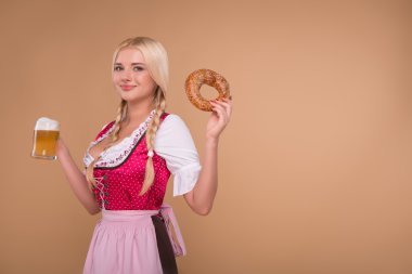 genç seksi sarışın giyen dirndl