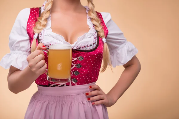 Genç seksi sarışın giyen dirndl — Stok fotoğraf