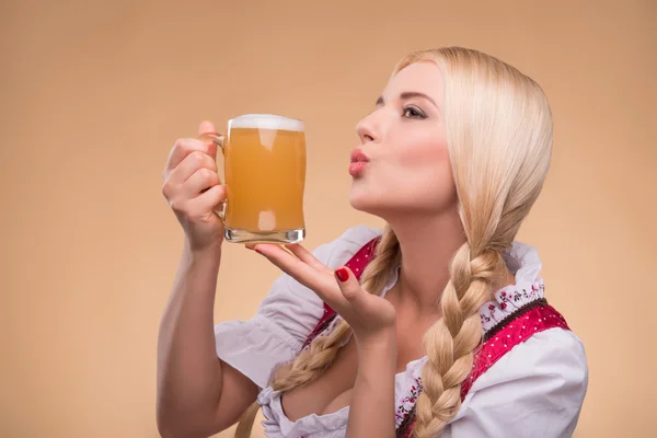 Mladá sexy blondýna nosí dirndl — Stock fotografie