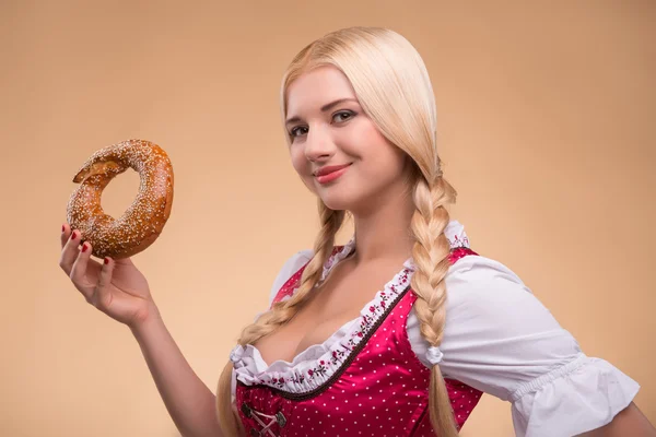 Młode sexy blondynka sobie dirndl — Zdjęcie stockowe