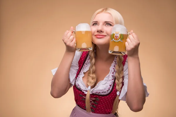 Mladá sexy blondýna nosí dirndl — Stock fotografie