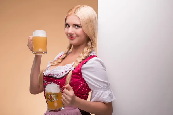 Mladá sexy blondýna nosí dirndl — Stock fotografie