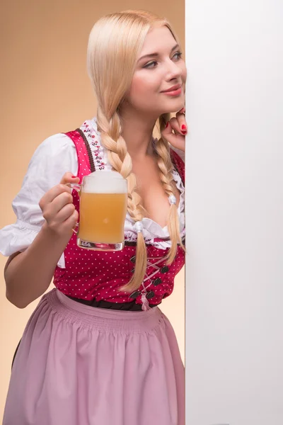 Junge sexy Blondine im Dirndl — Stockfoto