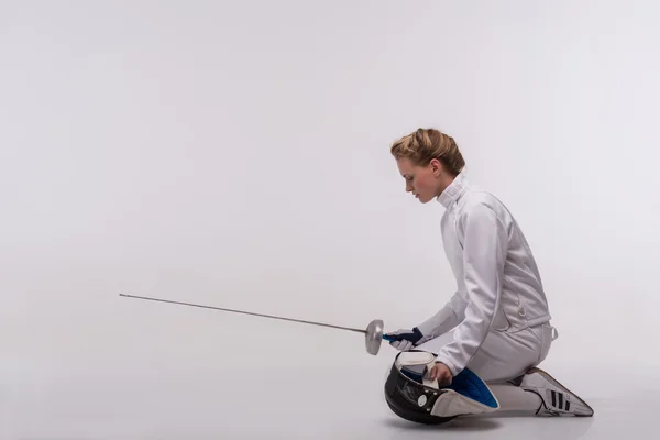 Young woman engaging in fencing — Stock Photo, Image