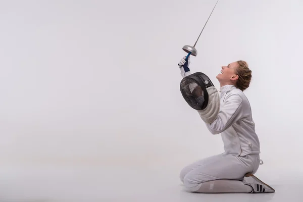Молодая женщина занимается фехтованием — стоковое фото