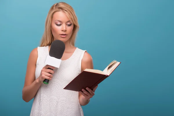 Zeer mooie Tv-presentator — Stockfoto