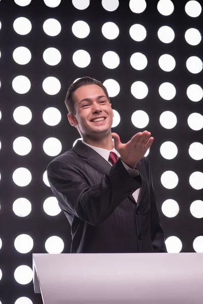 Attraente presentatore televisivo star — Foto Stock