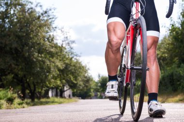 Bisiklet süren adam.