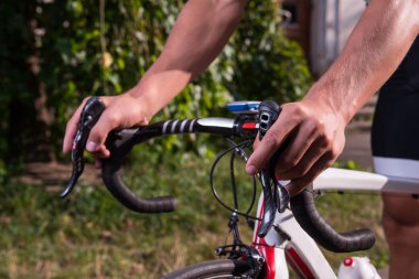 Bisiklet süren adam.