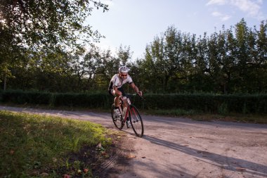 Bisiklet süren adam.