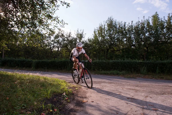 Mann fährt Fahrrad — Stockfoto