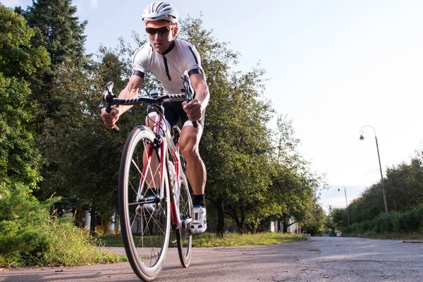 Hombre montando una bicicleta — Foto de Stock