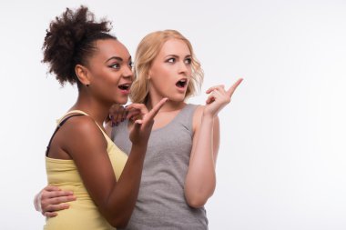 arkadaşlar hep birlikteyiz.