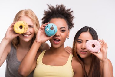 arkadaşlar hep birlikteyiz.