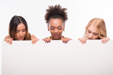 arkadaşlar hep birlikteyiz.