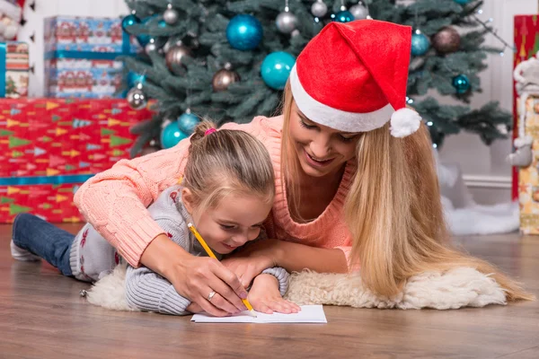 Mom and daughter waiting for Christmas — Stock Photo, Image
