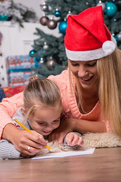 Mama i córka oczekiwania na Boże Narodzenie — Zdjęcie stockowe