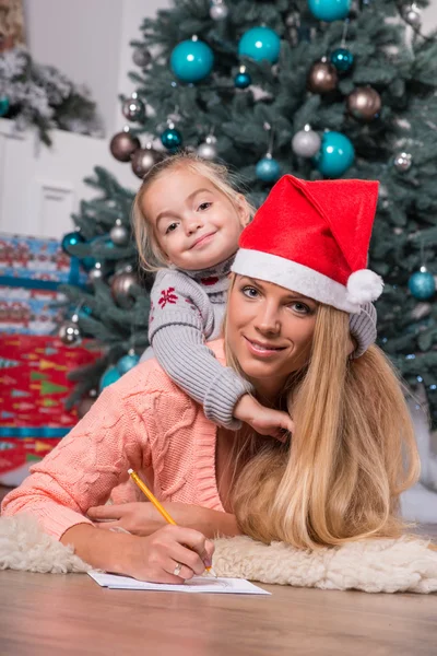 Mutter und Tochter warten auf Weihnachten — Stockfoto