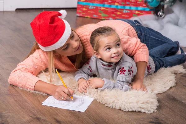 Anne ve kızı Noel bekliyor — Stok fotoğraf