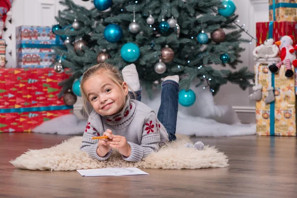 Mamá y su hija esperando la Navidad —  Fotos de Stock